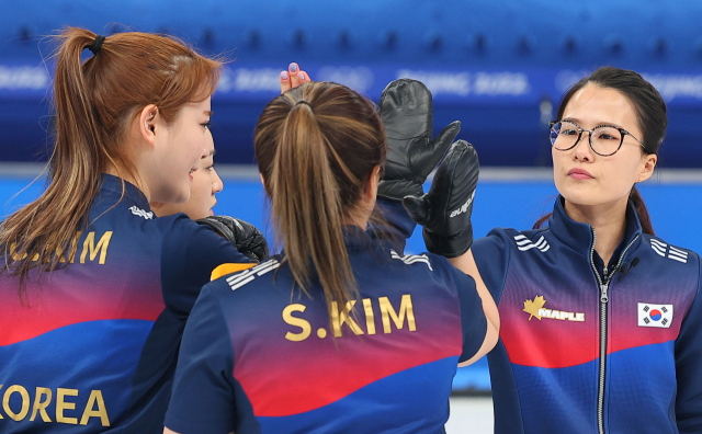 대한민국 여자 컬링 대표팀이 16일 중국 베이징 국립 아쿠아틱 센터에서 열린 2022 베이징 동계올림픽 여자 컬링 리그 한국과 덴마크의 경기에서 하이파이브를 하고 있다. 연합뉴스
