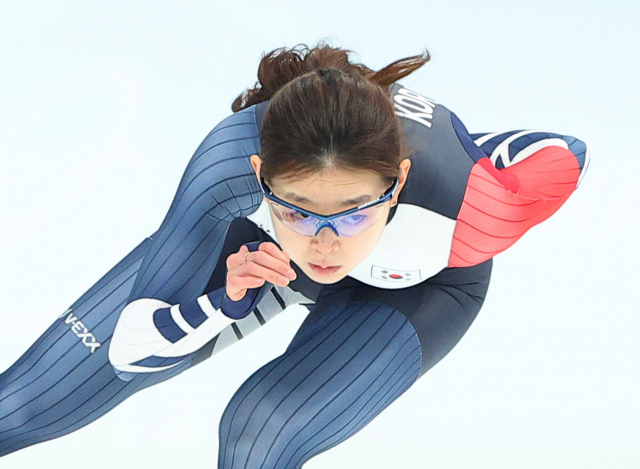 김민선이 16일 중국 베이징 국립 스피드스케이팅 경기장(오벌)에서 열린 스피드스케이팅 공식 훈련에서 역주하고 있다. 연합뉴스