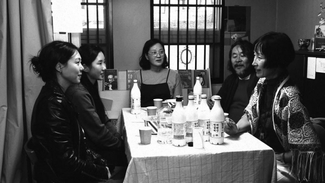 홍상수 감독이 베를린국제영화제에서 3년 연속으로 수상했다. 홍 감독은 16일 열린 제72회 베를린국제영화제 시상식에서 27번째 장편