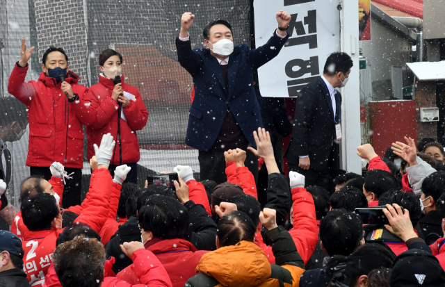 국민의힘 윤석열 대선 후보가 16일 오전 광주 광산구 송정매일시장에서 열린 거점유세에서 지지자들의 환호에 손을 들어 답하고 있다. 연합뉴스