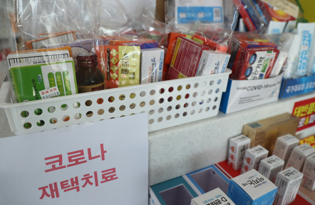 중앙재난안전대책본부는 16일부터 코로나19 재택치료자의 해열제 등 처방·의약품 조제·전달 약국을 모든 동네약국으로 확대한다고 밝혔다. 다만 코로나19 경구용(먹는) 치료제인