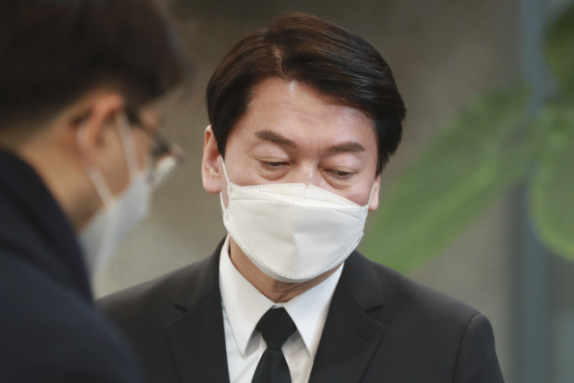 국민의당 안철수 대선 후보가 16일 저녁 천안 동남구 단국대병원 장례식장에 마련된 손평오 논산·계룡·금산 지역선대위원장의 빈소를 나서고 있다. 연합뉴스