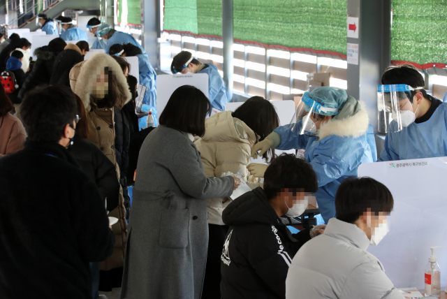 17일 오전 광주 북구선별진료소에서 시민들이 코로나19 신속항원검사를 하고 있다. 광주시는 17일 0시 기준 코로나19 신규확진자가 2천612명(해외유입 4명 포함) 발생해 역대 최다 일일 신규 확진자 수를 보였다. 연합뉴스