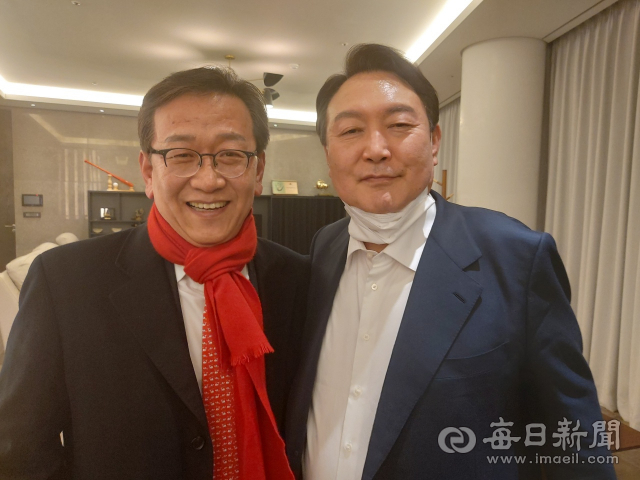 석동현 변호사(왼쪽)가 윤석열 국민의힘 대선 후보와 찍은 사진. 석 변호사 제공