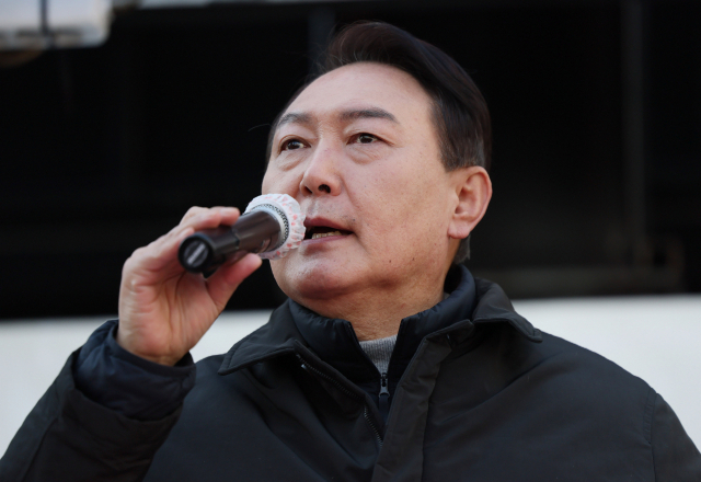 국민의힘 윤석열 대선 후보가 17일 오후 서울 송파구 인근 사거리에서 열린 유세에서 발언하고 있다. 연합뉴스