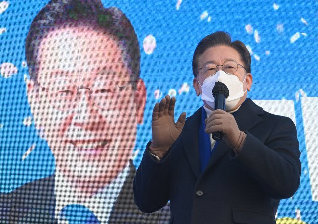 더불어민주당 이재명 대선 후보가 17일 서울 성동구 왕십리역에서 열린 유세에서 지지를 호소하고 있다. 연합뉴스