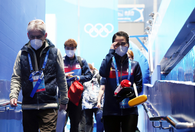 17일 중국 베이징 국립 아쿠아틱 센터에서 열린 2022 베이징 동계올림픽 컬링 여자 단체전 한국과 스웨덴의 경기에서 패한 팀킴 김은정이 아쉬워하며 경기장을 나서고 있다. 연합뉴스