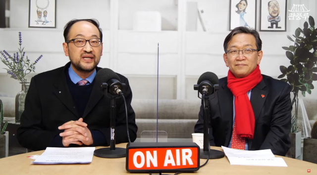 TV매일신문 앵커 야수와 함께 노래도 한 소절 부르고, 윤석열 이름으로 재치있는 삼행시도 선보인 석동현 변호사. TV매일신문 제공