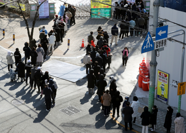 17일 오후 부산 연제구 부산시청 등대광장에 마련된 임시선별진료소에서 시민들이 신종 코로나바이러스 감염증(코로나19) 검사를 하기 위해 차례를 기다리고 있다. 연합뉴스