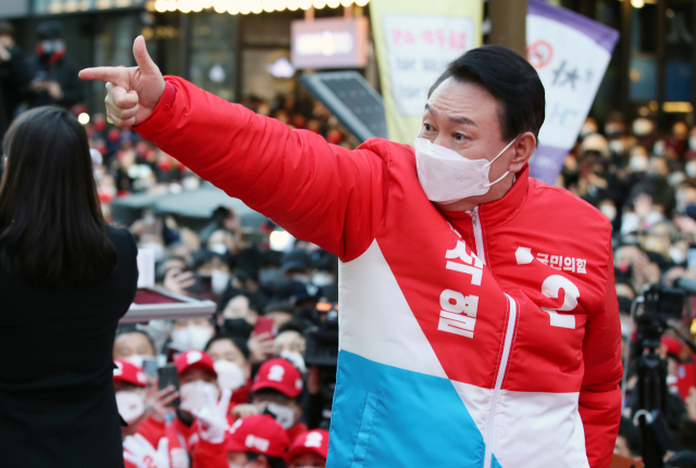 국민의힘 윤석열 대선 후보가 15일 오후 부산 서면 젊음의거리에서 열린 거점 유세에서 지지를 호소하고 있다. 연합뉴스