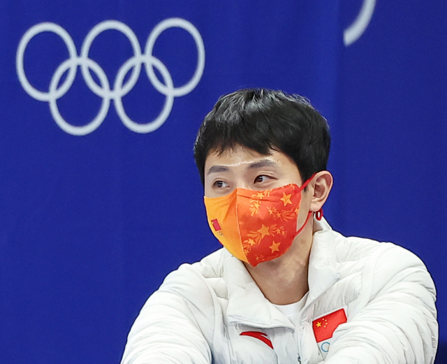 5일 베이징 캐피털 실내 경기장에서 열린 2022 베이징 동계올림픽 쇼트트랙 남녀 혼성 계주 결승전 후 열린 메달 세리머니에서 중국팀 안현수 기술코치가 관계자와 이야기하고 있다. 안현수는 한국 대표로 출전한 2006년 토리노 동계올림픽 쇼트트랙에서 3관왕, 러시아 대표로 출전한 2014 소치올림픽에서 3관왕을 차지했으며 이번 올림픽에서는 중국의 기술코치로 참가했다. 연합뉴스