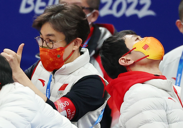 5일 베이징 캐피털 실내 경기장에서 열린 2022 베이징 동계올림픽 쇼트트랙 남녀 혼성 계주 결승전에서 중국의 우승으로 기뻐하던 안현수 기술코치의 눈시울이 붉어져 있다. 왼쪽은 김선태 감독. 연합뉴스