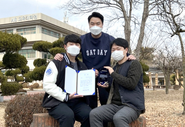 왼쪽부터 영남대 교육학과 주정훈 씨, 대학원 석사과정 박강윤, 김길재 씨. 영남대 제공
