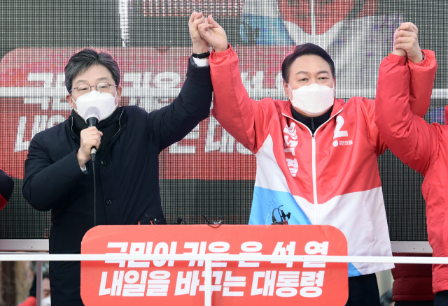 국민의힘 윤석열 대선 후보(오른쪽)가 17일 서울 종로구 동묘앞역에서 열린