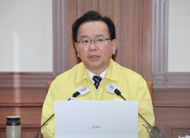 김부겸 국무총리가 18일 정부서울청사에서 열린 코로나19 대응 중앙재난안전대책본부 회의를 주재하고 있다. 연합뉴스