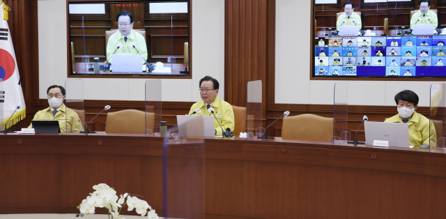김부겸 국무총리가 18일 정부서울청사에서 열린 코로나19 대응 중앙재난안전대책본부 회의를 주재하고 있다. 연합뉴스