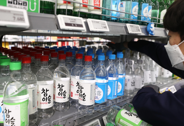 지난 8일 서울의 한 대형마트 주류코너의 모습. 연합뉴스