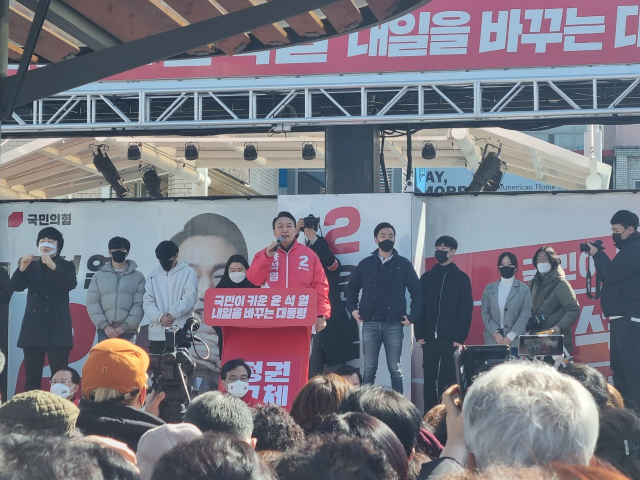김천역에 마련된 무대에서 지지를 호소하고 있는 윤석열 후보. 신현일 기자