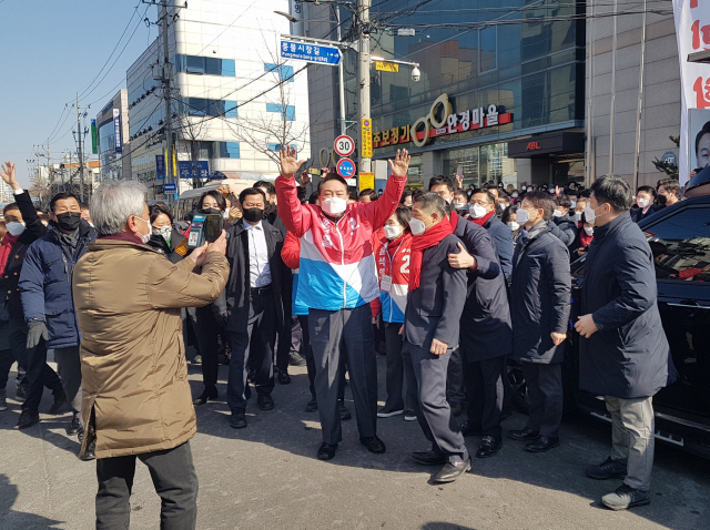 국민의힘 윤석열 대선 후보가 18일 오전 11시쯤 경북 지역 첫 공식유세장인 상주시 풍물시장을 찾아 환호하는 유권자들에게 손을 흔들고 있다. 고도현 기자