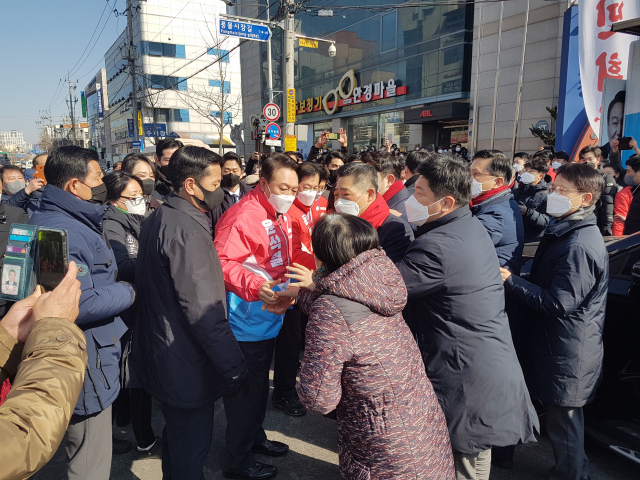 국민의힘 윤석열 대선 후보가 18일 오전 11시쯤 경북 지역 첫 공식유세장인 상주시 풍물시장에서 유권자들과 악수를 하고 있다. 고도현 기자