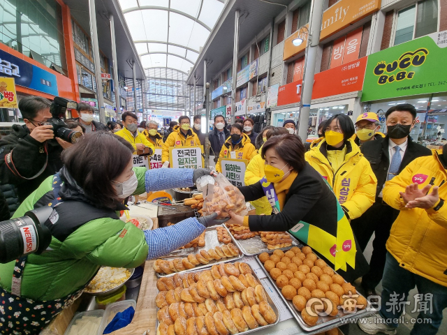 심상정 정의당 대선 후보가 포항 죽도시장을 찾아 거리 유세 중 한 상인으로부터 직접 상품을 구매하고 있다. 신동우기자