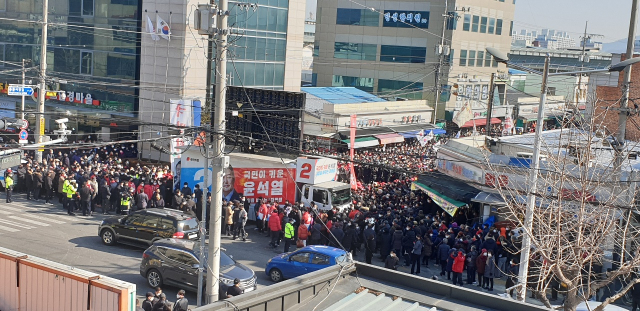 국민의힘 윤석열 대선 후보가 18일 찾은 상주시 풍물시장. 많은 유권자들이 운집해 있다. 고도현 기자