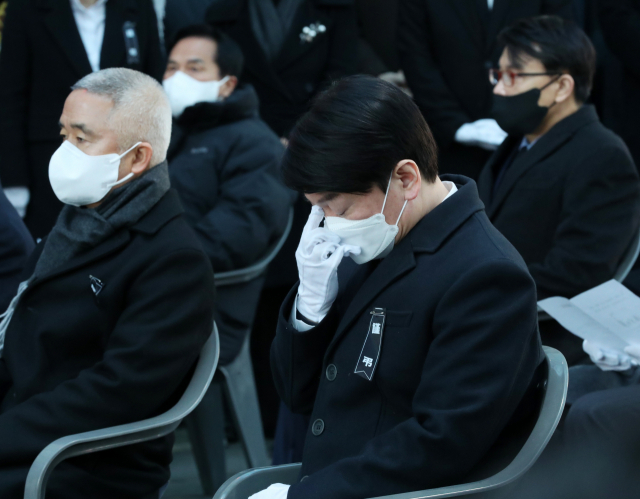 국민의당 안철수 대선 후보가 18일 오전 충남 천안 단국대병원에서 열린 손평오 논산·계룡·금산 지역선대위원장 영결식에서 생각에 잠겨 있다. 연합뉴스