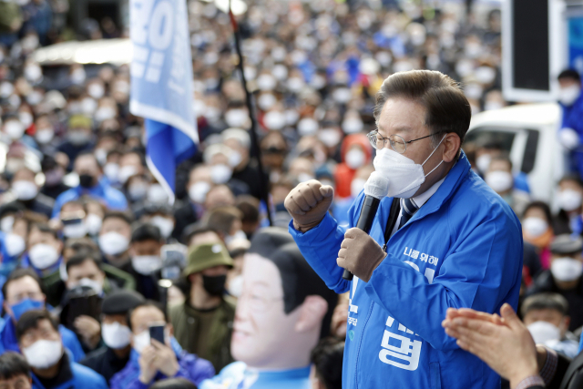 더불어민주당 이재명 대선후보가 18일 전남 나주시 금성관 정수루에서 열린 