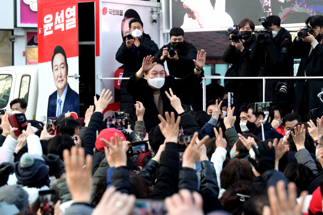 국민의힘 윤석열 대선 후보가 18일 오후 대구 달성군 대실역 사거리에서 열린 유세에서 지지자들 환호에 화답하고 있다. 연합뉴스