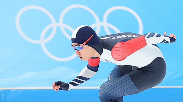 18일 중국 베이징 국립 스피드 스케이팅 경기장(오벌)에서 열린 2022 베이징 동계올림픽 스피드스케이팅 남자 1,000m에 출전한 김민석이 질주하고 있다. 연합뉴스