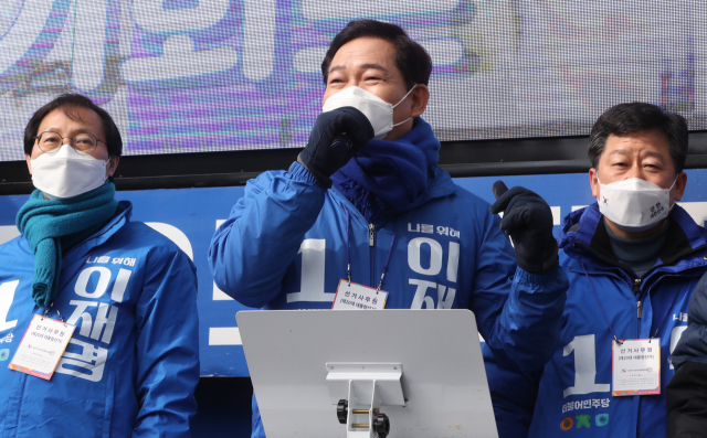 더불어민주당 송영길 대표가 16일 오후 전북 전주시 완산구 평화동 사거리에서 유세를 통해 이재명 대선 후보 지지를 호소하고 있다. 연합뉴스