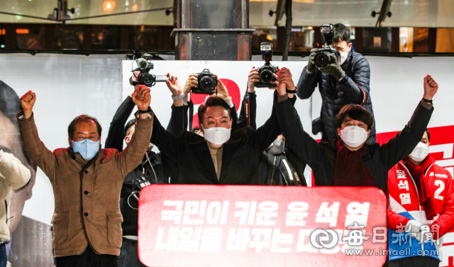 18일 오후 대구 중구 동성로에서 국민의힘 윤석열 대통령 후보가 이준석 당대표와 홍준표 의원과 손을 맞잡고 대구 시민들에게 인사를 하고 있다. 안성완 기자 asw0727@imaeil.com