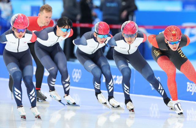 대한민국 스피드스케이팅 대표팀이 18일 오후 중국 베이징 국립 스피드스케이팅 경기장(오벌)에서 열린 공식훈련에서 힘차게 질주하고 있다. 왼쪽부터 김보름, 박성현, 정재원, 이승훈. 연합뉴스