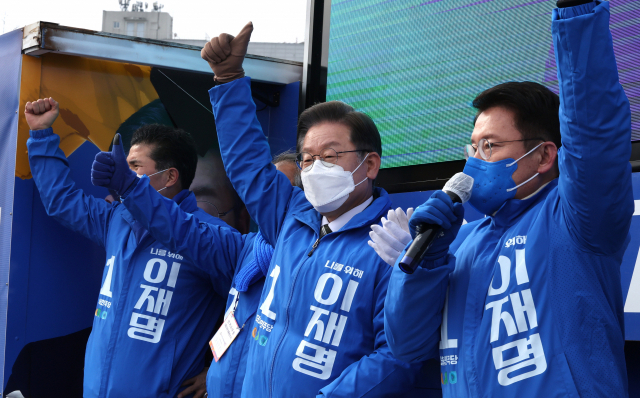 더불어민주당 이재명 대선후보가 19일 전북 익산시 익산역에서 열린 