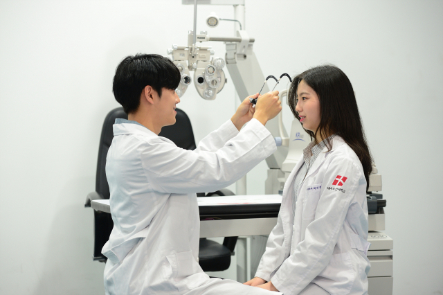 대구보건대 안경광학과 학생들이 실습실에서 현장 실무를 익히는 모습. 대구보건대