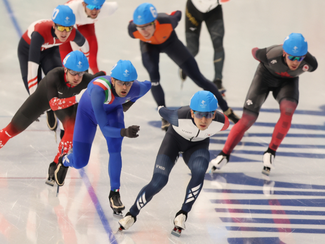 한국의 이승훈이 19일 중국 베이징 국립 스피드스케이팅 경기장(오벌)에서 열린 2022 베이징 동계올림픽 스피드스케이팅 남자 매스스타트 준결승에서 역주하고 있다. 연합뉴스