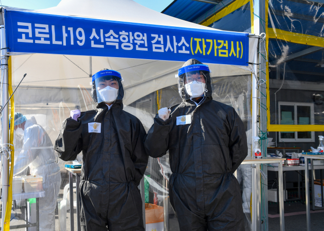 16전비 병장들이 예천보건소 선별진료소에서 방역지원 임무를 하고 있다. 16전비 제공