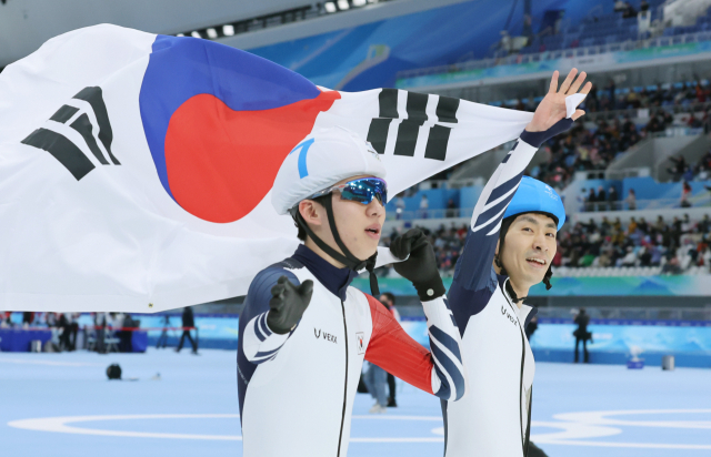 정재원, 이승훈이 19일 중국 베이징 국립 스피드스케이팅 경기장(오벌)에서 열린 2022 베이징 동계올림픽 스피드스케이팅 남자 매스스타트 결승에서 은메달, 동메달을 획득한 후 기뻐하고 있다. 연합뉴스