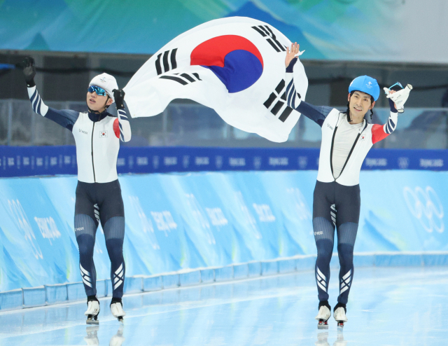 정재원, 이승훈이 19일 중국 베이징 국립 스피드스케이팅 경기장(오벌)에서 열린 2022 베이징 동계올림픽 스피드스케이팅 남자 매스스타트 결승에서 은메달, 동메달을 획득한 후 기뻐하고 있다. 연합뉴스