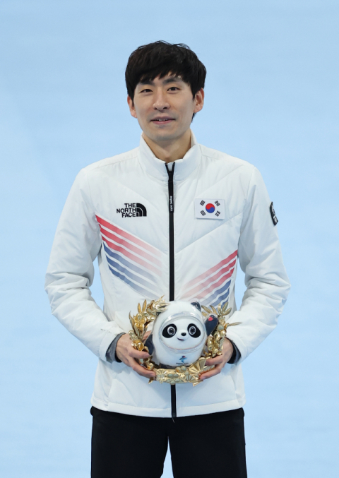 이승훈이 19일 중국 베이징 국립 스피드스케이팅 경기장(오벌)에서 열린 2022 베이징 동계올림픽 스피드스케이팅 남자 매스스타트 결승에서 동메달을 획득한 뒤 플라워 세리머니에서 마스코트 인형 빙둔둔을 들고 기념촬영을 하고 있다. 연합뉴스