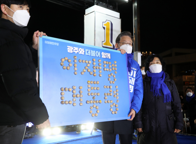 더불어민주당 이재명 대선 후보가 18일 저녁 광주 5·18민주광장에서 열린 