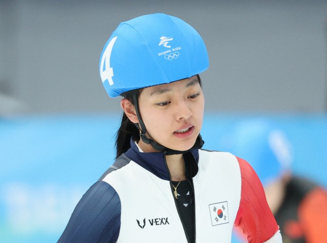 김보름이 19일 중국 베이징 국립 스피드스케이팅 경기장(오벌)에서 열린 2022 베이징 동계올림픽 스피드스케이팅 여자 매스스타트 결승에서 5위로 결승선을 통과한 뒤 숨을 고르고 있다. 연합뉴스