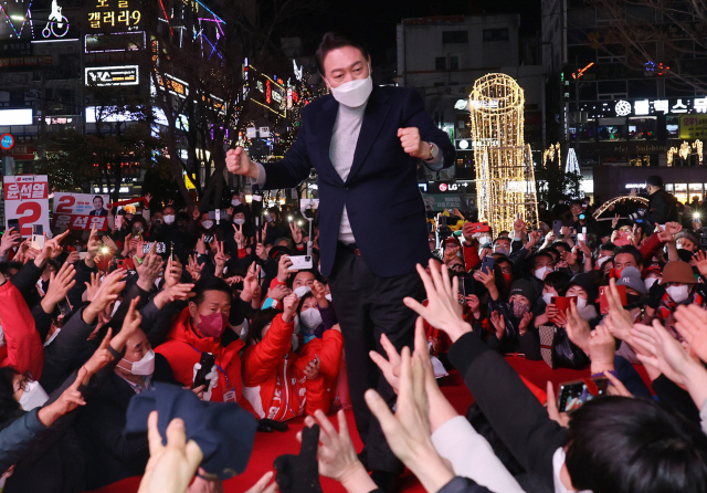 국민의힘 윤석열 대선 후보가 19일 오후 경남 창원시 상남분수 광장에서 유세하고 있다. 연합뉴스