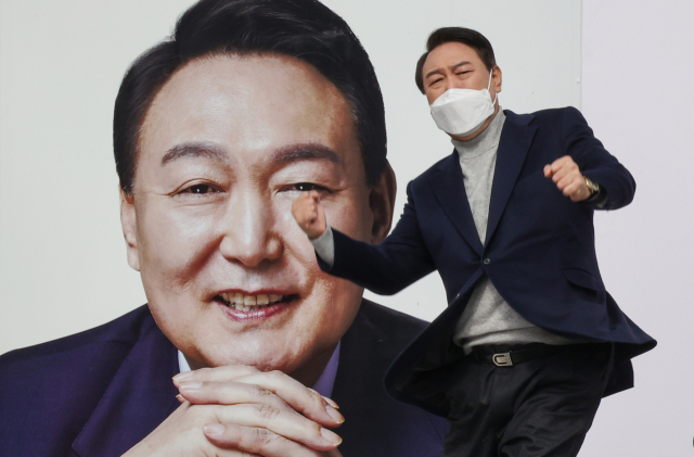 국민의힘 윤석열 대선 후보가 19일 오후 경남 김해시 김수로왕릉 앞 광장에서 유세한 뒤 어퍼컷 세리머니를 하고 있다. 연합뉴스