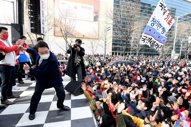 국민의힘 윤석열 대선 후보가 19일 오전 경남 양산시 이마트 양산점 인근에서 열린 유세에서