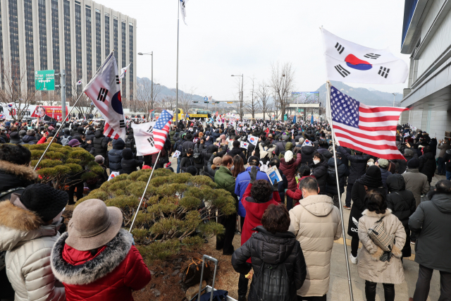 오미크론 변이 대유행으로 이틀째 10만 명이 넘는 확진자가 나온 19일 서울 광화문 일대에서 전광훈 목사가 이끄는 사랑제일교회가 대규모 기도회를 진행하고 있다. 현행 방역 지침상 집회는 백신접종 완료자로 구성할 때 최대 299명까지 모일 수 있다. 연합뉴스
