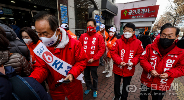 19일 오후 대구 중구 동인동 4가 일대에서 중구남구 보궐선거 야권 후보들이 한자리에 모여 유세를 하고 있다. 왼쪽부터 국민의당 권영현 후보, 무소속 주성영 후보, 무소속 도건우 후보, 무소속 도태우 후보, 무소속 임병헌 후보. 안성완 기자 asw0727@imaeil.com안성완 기자 asw0727@imaeil.com