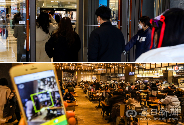 백화점 및 대형마트 등에서 QR코드, 안심콜 등 다중이용시설 출입명부 중단이 실행된 19일 오후 대구 시내의 한 백화점 입구에 설치돼 있던 QR코드 인증시스템이 사라졌다.(윗사진) 반면 백화점 내 푸드코트에는 QR코드 인증 시스템이 여전히 남아있는 모습이다. 안성완 기자 asw0727@imaeil.com