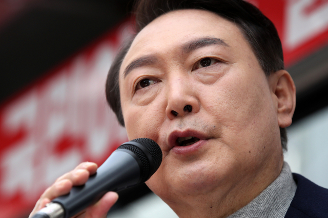 국민의힘 윤석열 대선 후보가 19일 오전 울산 롯데백화점 울산점 앞에서 유세를 하고 있다. 연합뉴스