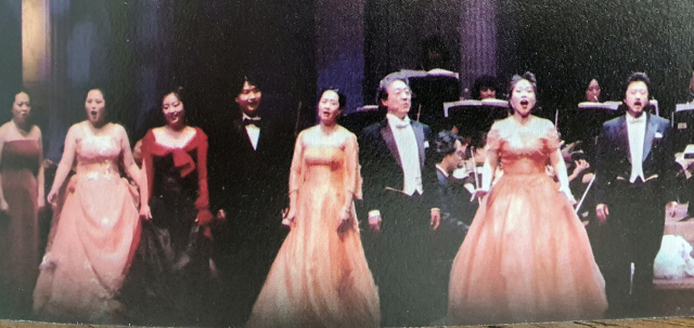 은사인 고 김정웅 경북대 교수와 함께 공연했을 때의 모습. 오른쪽 첫 번째가 최덕술 성악가, 오른쪽에서 세 번째가 고 김정웅 교수. 최덕술 성악가 제공.